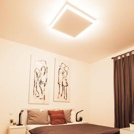 Schlafzimmer mit Infrarotpaneel mit Lichtrahmen